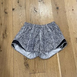 Lululemon Hotty Hots, Size 4, 4 inch, Discontinued color!